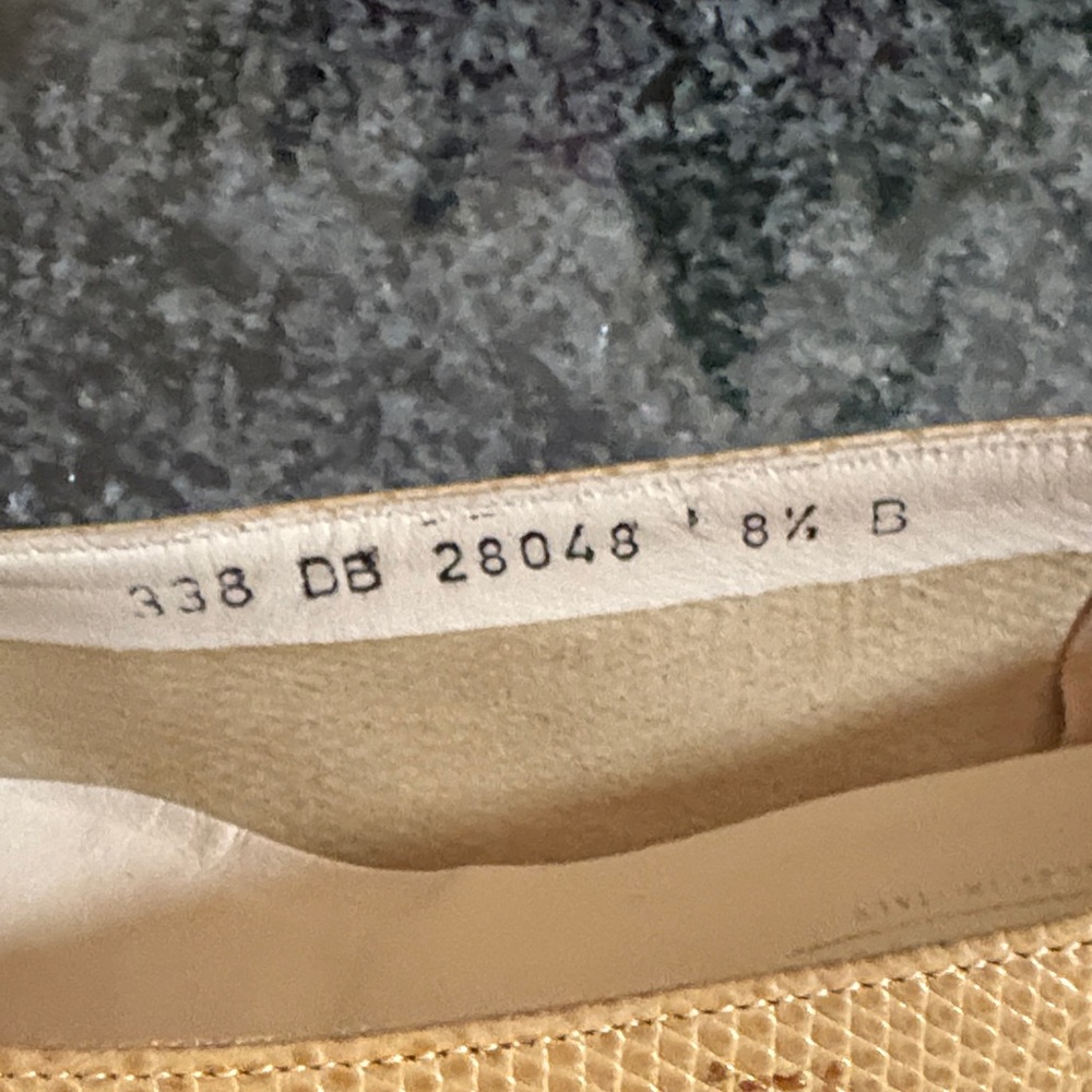 Salvatore Ferragamo Beige Leather Bow Flats - Picture 2 of 6